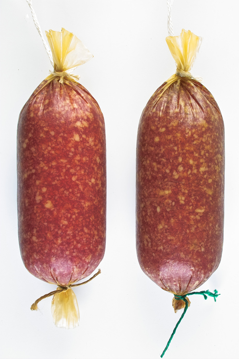 Sechs Tage gereifte Rohwurst (links: mit Nitrit, rechts: mit Pflanzenextrakt).