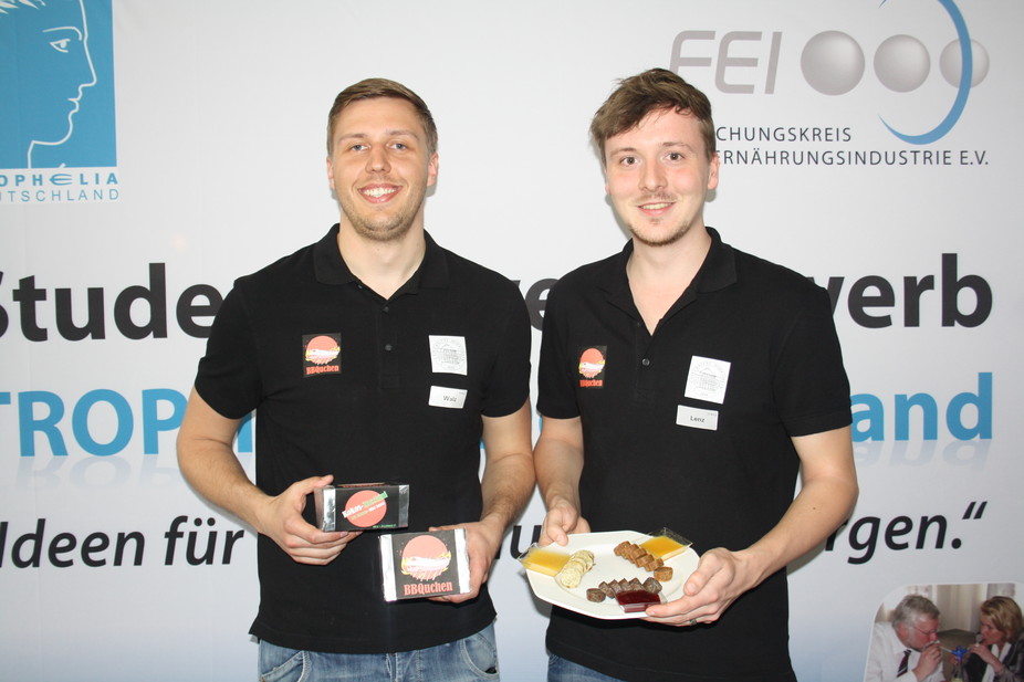 Die Gewinner von TROPHELIA Deutschland 2013: Grillmeister Felix Walz und Georg Lenz von der Uni Hohenheim mit "BBQuchen".