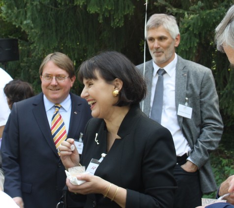 Auch AiF-Präsidentin Yvonne Proppert ist überzeugt: Am FEI-Stand gibt´s das Gelbe vom Ei! (Im Hintergrund AiF-Vereinsgeschäftsführer Robert Huintges (links) und Burkhard Rothstock, AiF Projekt GmbH). Auch AiF-Präsidentin Yvonne Proppert ist überzeugt: Am FEI-Stand gibt´s das Gelbe vom Ei! (Im Hintergrund AiF-Vereinsgeschäftsführer Robert Huintges (links) und Burkhard Rothstock, AiF Projekt GmbH).