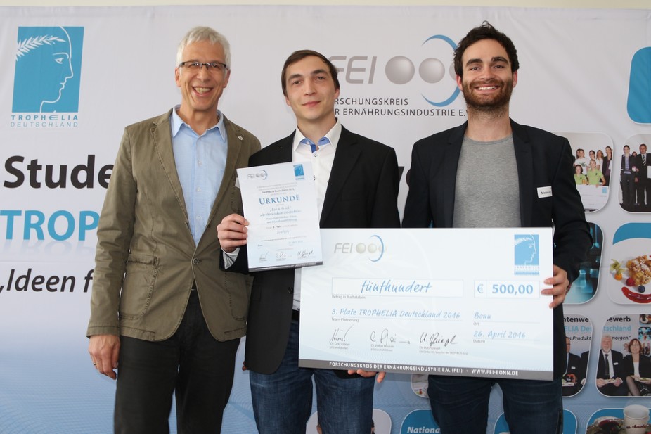 Team "Eco & Fresh" von der Hochschule Geisenheim: Betreuer Dr. Claus-Dieter Patz gratuliert Maximilian Grimm und Kilian Benedikt Meinung (†) zu Platz 3.