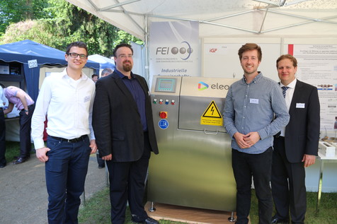 Am FEI-Stand arbeiten Nachwuchskräfte aus Wirtschaft und Wissenschaft eng zusammen: Elea-Werkstudent Philip Giersemehl, TUB-Doktorand Erik Voigt, Elea-R&D-Mitarbeiter Julian Witt und TUB-Mitarbeiter Dr. Daniel Baier. Am FEI-Stand arbeiten Nachwuchskräfte aus Wirtschaft und Wissenschaft eng zusammen: Elea-Werkstudent Philip Giersemehl, TUB-Doktorand Erik Voigt, Elea-R&D-Mitarbeiter Julian Witt und TUB-Mitarbeiter Dr. Daniel Baier.