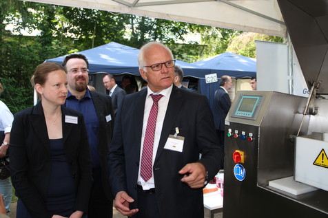 Forschung trifft Politik: Prof. Dr. Cornelia Rauh und ihr Mitarbeiter Erik Voigt (beide TU Berlin) erläutern MdB Peter Bleser, Parlamentarischer Staatssekretär im BMEL, die PEF-Technologie. Forschung trifft Politik: Prof. Dr. Cornelia Rauh und ihr Mitarbeiter Erik Voigt (beide TU Berlin) erläutern MdB Peter Bleser, Parlamentarischer Staatssekretär im BMEL, die PEF-Technologie.