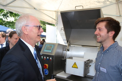 Dr. Reinhard Jensch (BMWi) lässt sich von Julian Witt (Elea Vertriebs- und Vermarktungsgesellschaft mbH) die Ergebnisse des PEF-Projektes genau erläutern. Dr. Reinhard Jensch (BMWi) lässt sich von Julian Witt (Elea Vertriebs- und Vermarktungsgesellschaft mbH) die Ergebnisse des PEF-Projektes genau erläutern.