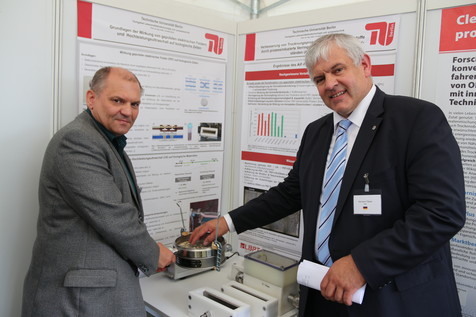 Ingo Jänich, Geschäftsführer von Ingo Jänich Ultraschall + Technologien, demonstriert MdB Hermann Färber konkrete Anwendungsmöglichkeiten der IGF-Forschung. Ingo Jänich, Geschäftsführer von Ingo Jänich Ultraschall + Technologien, demonstriert MdB Hermann Färber konkrete Anwendungsmöglichkeiten der IGF-Forschung.