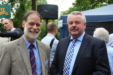Dr. Volker Häusser, Geschäftsführer des FEI, freut sich über das Interesse von Dr. Erwin Flender, Vorsitzender des Aufsichtsrats der AiF, an den Exponaten des FEI. Dr. Volker Häusser, Geschäftsführer des FEI, freut sich über das Interesse von Dr. Erwin Flender, Vorsitzender des Aufsichtsrats der AiF, an den Exponaten des FEI.