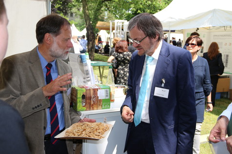 FEI-Geschäftsführer Dr. Volker Häusser bietet BMWi-Referatsleiter Thomas Zuleger die mit der PEF-Technologie vorbehandelten Apfelringe zum Verkosten an – und erläutert, wie die IGF-Fördermittel für die Weiterentwicklung der Technologie genutzt wurden. FEI-Geschäftsführer Dr. Volker Häusser bietet BMWi-Referatsleiter Thomas Zuleger die mit der PEF-Technologie vorbehandelten Apfelringe zum Verkosten an – und erläutert, wie die IGF-Fördermittel für die Weiterentwicklung der Technologie genutzt wurden.