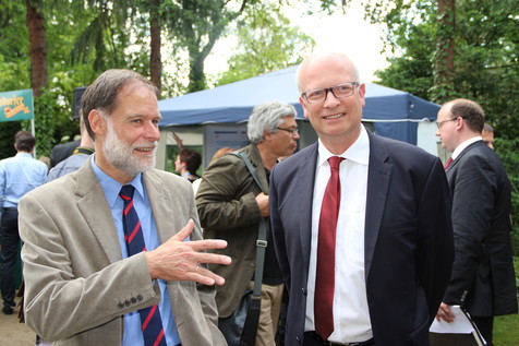 Technologien zur Steigerung der Energieeffizienz interessieren IUTA-Geschäftsführer Dr. Stefan Haep (rechts) ganz besonders, da er auch Stellvertretender Vorsitzender des Forschungsbeirats der AiF-Forschungsallianz Energiewende ist. FEI-Geschäftsführer Dr. Volker Häusser (links) erläutert ihm die PEF-Technologie gern. Technologien zur Steigerung der Energieeffizienz interessieren IUTA-Geschäftsführer Dr. Stefan Haep (rechts) ganz besonders, da er auch Stellvertretender Vorsitzender des Forschungsbeirats der AiF-Forschungsallianz Energiewende ist. FEI-Geschäftsführer Dr. Volker Häusser (links) erläutert ihm die PEF-Technologie gern.