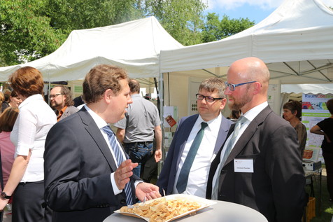 TUB-Mitarbeiter Dr. Daniel Baier im Gespräch mit den BMWi-Mitarbeitern Andreas Walter und Christian Paschen. TUB-Mitarbeiter Dr. Daniel Baier im Gespräch mit den BMWi-Mitarbeitern Andreas Walter und Christian Paschen.
