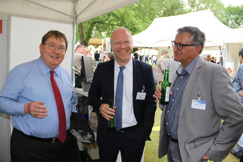 Hier wird langsam der Feierabend eingeläutet: AiF-Vereinsgeschäftsführer Robert Huintges, AiF-Vizepräsident Dr. Eduard Neufeld und IFF-Geschäftsführer Rolf-Michael Blume. Hier wird langsam der Feierabend eingeläutet: AiF-Vereinsgeschäftsführer Robert Huintges, AiF-Vizepräsident Dr. Eduard Neufeld und IFF-Geschäftsführer Rolf-Michael Blume.