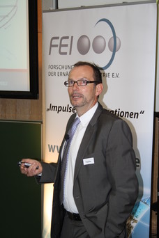 Prof. Fischer bei seinem Vortrag im Rahmen der FEI-Jahrestagung 2012.