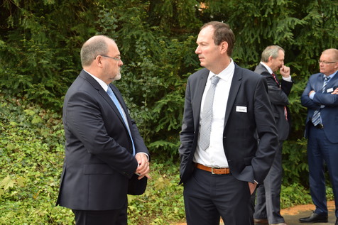 Der Moderator und Referent Prof. Dr. Markus Fischer (rechts) im Gespräch mit Dr. Gunther Fricke. Der Moderator und Referent Prof. Dr. Markus Fischer (rechts) im Gespräch mit Dr. Gunther Fricke.