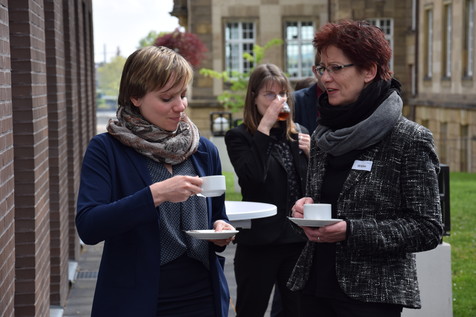 Kaffeepausen sind wichtig! Katja Ahrens im Gespräch mit Barbara Wibbe.