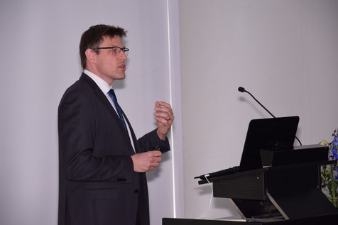 Prof. Dr. Jens Brockmeyer beantwortet im Rahmen seines Vortrags die Frage, ob Proteomics als neues Werkzeug für die Sicherstellung von Authentizität und Sicherheit von Lebensmitteln dienen können. Prof. Dr. Jens Brockmeyer beantwortet im Rahmen seines Vortrags die Frage, ob Proteomics als neues Werkzeug für die Sicherstellung von Authentizität und Sicherheit von Lebensmitteln dienen können.