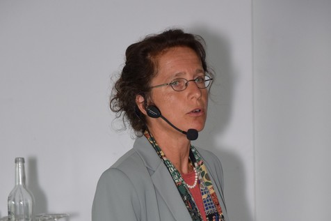 Prof. Dr. Antje J. Baeumner stellt im Rahmen ihres Vortrags Schnelltests und Lab-on-a-Chip-Systeme zum Nachweis von Fremdstoffen und spezifischer Bestandteile in Lebensmitteln vor. Prof. Dr. Antje J. Baeumner stellt im Rahmen ihres Vortrags Schnelltests und Lab-on-a-Chip-Systeme zum Nachweis von Fremdstoffen und spezifischer Bestandteile in Lebensmitteln vor.