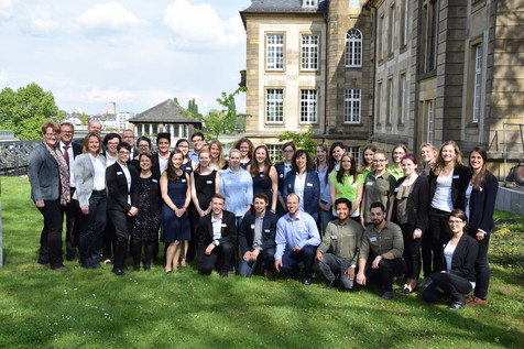 Gruppenbild mit Sonnenschein: Nach den Präsentationen warten alle Teams des Finales von TROPHELIA Deutschland 2017 auf die Entscheidung. Gruppenbild mit Sonnenschein: Nach den Präsentationen warten alle Teams des Finales von TROPHELIA Deutschland 2017 auf die Entscheidung.