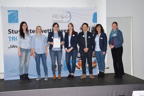 Die Betreurin Prof. Dr. Cornelia Rauh (rechts) freut sich mit ihrem Team über die erfolgreiche Teilnahme. Die Betreurin Prof. Dr. Cornelia Rauh (rechts) freut sich mit ihrem Team über die erfolgreiche Teilnahme.