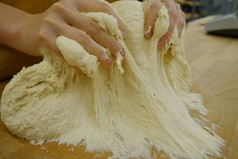 Bild zu Warum haften Teige an Oberflächen? Zur Steigerung der Produktivität in Bäckereien gehen Forscher altbekanntem Phänomen mit neuen Methoden auf den Grund