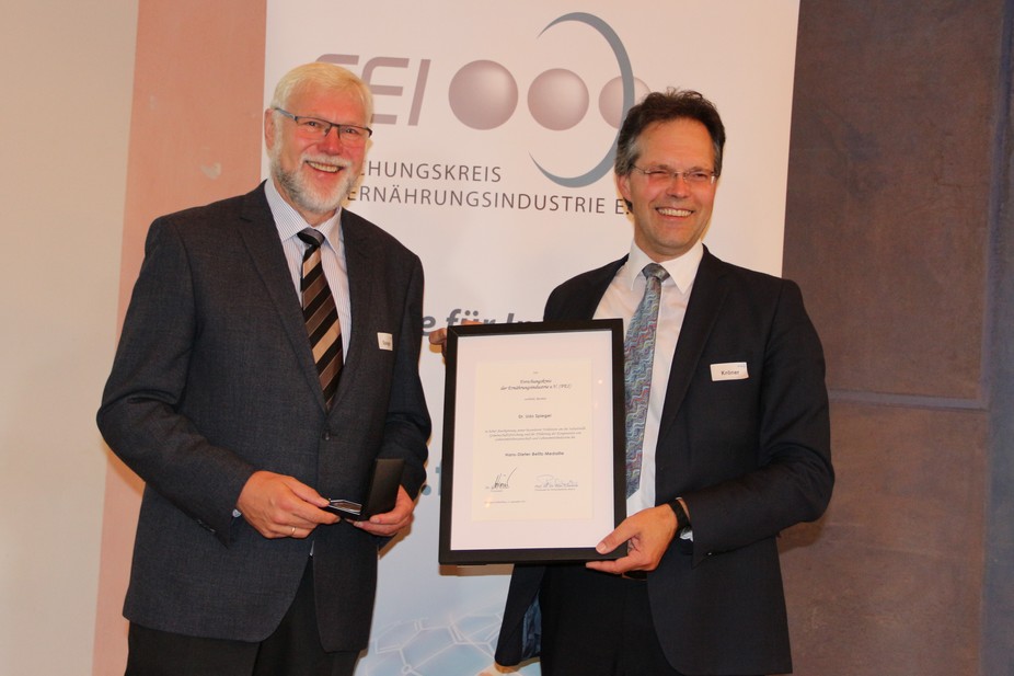 Dr. Udo Spiegel und Dr. Götz Kröner bei der Übergabe der Hans-Dieter-Belitz-Medaille.