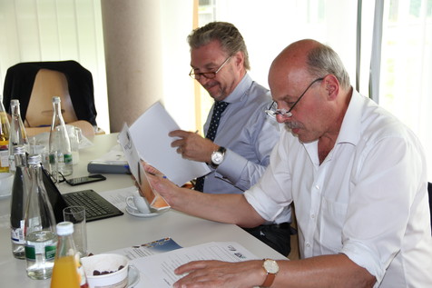 Testlauf vor dem Ecotrophelia-Finale in London: Karl Eismann (Hochwald Foods) und Prof. Peter Winterhalter (TU Braunschweig) probieren die TROPHELIA-Gewinneridee "Mixcuit" und geben ihr Feedback per Fragebogen. Testlauf vor dem Ecotrophelia-Finale in London: Karl Eismann (Hochwald Foods) und Prof. Peter Winterhalter (TU Braunschweig) probieren die TROPHELIA-Gewinneridee "Mixcuit" und geben ihr Feedback per Fragebogen.