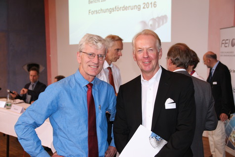 Vor Beginn der FEI-Mitgliederversammlung: Prof. Ulrich Kulozik (TU München) und Dr. Johannes Baensch (vorm. Nestlé Skin Health). Vor Beginn der FEI-Mitgliederversammlung: Prof. Ulrich Kulozik (TU München) und Dr. Johannes Baensch (vorm. Nestlé Skin Health).