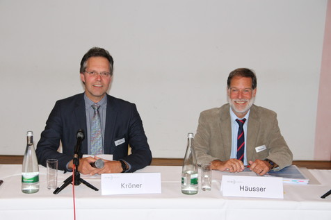 Führen gemeinsam durch die Mitgliederversammlung: FEI-Vorsitzender Dr. Götz Kröner und FEI-Geschäftsführer Dr. Volker Häusser. Führen gemeinsam durch die Mitgliederversammlung: FEI-Vorsitzender Dr. Götz Kröner und FEI-Geschäftsführer Dr. Volker Häusser.