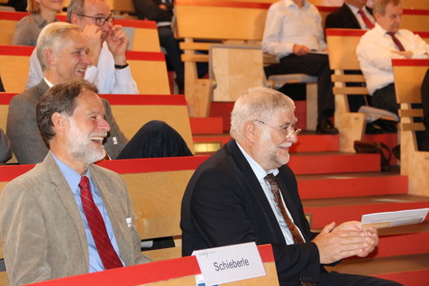 Klatschen Beifall zur Auszeichnung von Dr. Udo Spiegel: FEI-Geschäftsführer Dr. Volker Häusser und Prof. Peter Schieberle, Vorsitzender des Wissenschaftlichen Beirats des FEI. Klatschen Beifall zur Auszeichnung von Dr. Udo Spiegel: FEI-Geschäftsführer Dr. Volker Häusser und Prof. Peter Schieberle, Vorsitzender des Wissenschaftlichen Beirats des FEI.