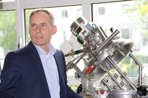 Führung durch das Institut für Lebensmittelwissenschaft und Biotechnologie der Universität Hohenheim: Prof. Reinhard Kohlus leitet hier seit 2009 das Fachgebiet Lebensmittelverfahrenstechnik und Pulvertechnologie.
