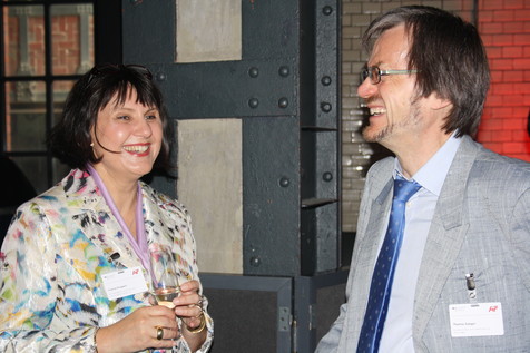 Freuen sich auf eine spannende Show: AiF-Präsidentin Yvonne Proppert und MinR Thomas Zuleger vom BMWi. Freuen sich auf eine spannende Show: AiF-Präsidentin Yvonne Proppert und MinR Thomas Zuleger vom BMWi.