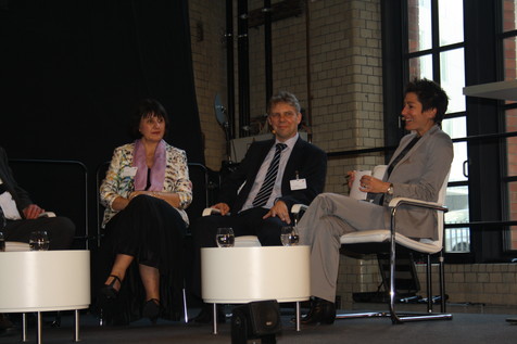 Beim "Transfer Talk": AiF-Präsidentin Yvonne Proppert, BMWi-Abteilungsleiter Dr. Sven Halldorn und Moderatorin Dunja Hayali. Beim "Transfer Talk": AiF-Präsidentin Yvonne Proppert, BMWi-Abteilungsleiter Dr. Sven Halldorn und Moderatorin Dunja Hayali.