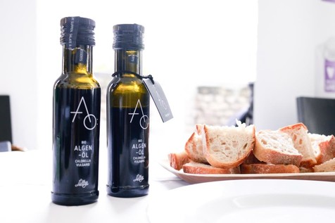 Als dritter Aussteller hatte die Evergreen-Food GmbH u.a. Algenöl aus der Mikroalge Chlorella mitgebracht. Als dritter Aussteller hatte die Evergreen-Food GmbH u.a. Algenöl aus der Mikroalge Chlorella mitgebracht.