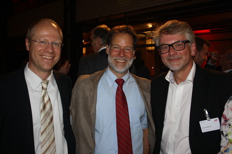 Vertreten 3 von 100 AiF-Vereinigungen (von links): AiF-Vizepräsident und Fogra-Geschäftsführer Dr. Eduard Neufeld, FEI-Geschäftsführer Dr. Volker Häusser und Dietmar Goericke, Geschäftsführer des Forschungskuratoriums Maschinenbau. Vertreten 3 von 100 AiF-Vereinigungen (von links): AiF-Vizepräsident und Fogra-Geschäftsführer Dr. Eduard Neufeld, FEI-Geschäftsführer Dr. Volker Häusser und Dietmar Goericke, Geschäftsführer des Forschungskuratoriums Maschinenbau.