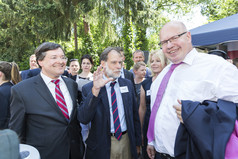 Bild zu 25. Innovationstag Mittelstand des BMWi am 7.6.2018: FEI stellt Bundesminister Peter Altmaier innovative Backofentechnologie im Ergebnis eines IGF-Projektes vor