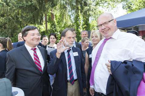 Bundeswirtschaftsminister Peter Altmaier (rechts) bei seinem Besuch des FEI-Standes: FEI-Geschäftsführer Dr. Volker Häusser erläutert, dass es sich bei dem Exponat um ein Ergebnis eines IGF-Projektes handelt. Links: AiF-Präsident Prof. Sebastian Bauer. Bundeswirtschaftsminister Peter Altmaier (rechts) bei seinem Besuch des FEI-Standes: FEI-Geschäftsführer Dr. Volker Häusser erläutert, dass es sich bei dem Exponat um ein Ergebnis eines IGF-Projektes handelt. Links: AiF-Präsident Prof. Sebastian Bauer.