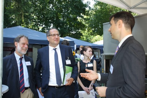 BMWi-Unterabteilungsleiter Dr. Ole Janssen (Mitte) lässt sich von Vojislav Jovicic (rechts), Wissenschaftler an der Universität Erlangen-Nürnberg, das Prinzip der Porenbrennertechnologie erläutern. BMWi-Unterabteilungsleiter Dr. Ole Janssen (Mitte) lässt sich von Vojislav Jovicic (rechts), Wissenschaftler an der Universität Erlangen-Nürnberg, das Prinzip der Porenbrennertechnologie erläutern.