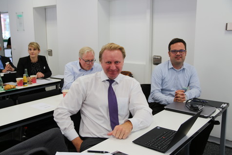 Freut sich, Gastgeber der FEI-Jahrestagung zu sein: DIL-Leiter Dr. Volker Heinz. Rechts neben ihm: DIL-Mitarbeiter Gerdfried Senkler, der während der ganzen Veranstaltung mit Rat und Tat zur Seite steht. Freut sich, Gastgeber der FEI-Jahrestagung zu sein: DIL-Leiter Dr. Volker Heinz. Rechts neben ihm: DIL-Mitarbeiter Gerdfried Senkler, der während der ganzen Veranstaltung mit Rat und Tat zur Seite steht.