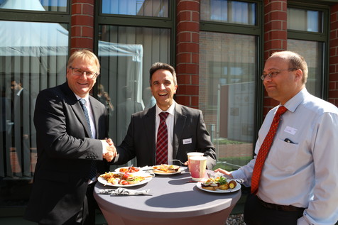 Gemeinsame Kaffeepause während der WB-Sitzung: Dr. Jörg Kowalczyk (Südzucker AG), Dr. Salvatore Venneri (Ferrero oHG mbH) und Andreas Dunkel (Leibniz-LSB@TUM). Gemeinsame Kaffeepause während der WB-Sitzung: Dr. Jörg Kowalczyk (Südzucker AG), Dr. Salvatore Venneri (Ferrero oHG mbH) und Andreas Dunkel (Leibniz-LSB@TUM).