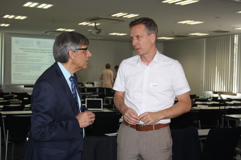 Prof. Dr. Antonio Delgado von der Universität Erlangen-Nürnberg im Gespräch mit Dr. Jan Jacobi, Leiter des Brüsseler EU-Büros des FEI. Prof. Dr. Antonio Delgado von der Universität Erlangen-Nürnberg im Gespräch mit Dr. Jan Jacobi, Leiter des Brüsseler EU-Büros des FEI.