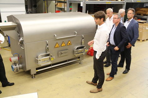 Hier steckt ganz viel IGF drin: Prof. Dr. Stefan Töpfl (DIL & ELEA Technology) zeigt bei der Campus-Tour eine PEF-Anlage, zu deren Entwicklung mehrere IGF-Projekte des FEI einen wesentlichen Beitrag geleistet haben. Hier steckt ganz viel IGF drin: Prof. Dr. Stefan Töpfl (DIL & ELEA Technology) zeigt bei der Campus-Tour eine PEF-Anlage, zu deren Entwicklung mehrere IGF-Projekte des FEI einen wesentlichen Beitrag geleistet haben.