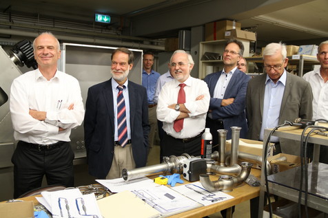 Sind beeindruckt von den Technika des DIL: Dr. Claus Günther (Dr. August Oetker KG), Dr. Volker Häusser (FEI), Prof. Dr. Hans-Ulrich Endreß (Herbstreith & Fox KG), Dr. Götz Kröner (Kröner-Stärke GmbH) und Harald Jancke (Gebr. Jancke GmbH). Sind beeindruckt von den Technika des DIL: Dr. Claus Günther (Dr. August Oetker KG), Dr. Volker Häusser (FEI), Prof. Dr. Hans-Ulrich Endreß (Herbstreith & Fox KG), Dr. Götz Kröner (Kröner-Stärke GmbH) und Harald Jancke (Gebr. Jancke GmbH).