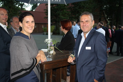 Dr. Dorotea Pein (Hydrosol GmbH & Co. KG) und Dr. Hans Besner (Theo Müller GmbH & Co. KG) im Gespräch. Dr. Dorotea Pein (Hydrosol GmbH & Co. KG) und Dr. Hans Besner (Theo Müller GmbH & Co. KG) im Gespräch.