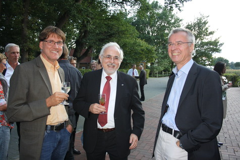 Gutgelaunt in Quakenbrück: Dr. Volker Herdegen (Eckes Granini GmbH), Prof. Dr. Hans-Ulrich Endreß (Herbstreith & Fox KG) und Prof. Dr. Frank-Jürgen Methner (TU Berlin). Gutgelaunt in Quakenbrück: Dr. Volker Herdegen (Eckes Granini GmbH), Prof. Dr. Hans-Ulrich Endreß (Herbstreith & Fox KG) und Prof. Dr. Frank-Jürgen Methner (TU Berlin).