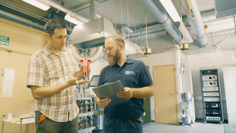 Die Nachwuchswissenschaftler, die das Projekt vorangetrieben haben: Dipl.-Ing. Vojislav Jovičić (Universität Erlangen-Nürnberg) und M.Sc. Ronny Takacs (TU München).