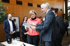 Bild zu Bundesministerin Julia Klöckner besucht Weincampus und IGF-Forschungsstandort Neustadt