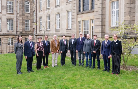 Die Moderatoren und die Referenten des 18. FEI-Kooperationsforums: Jun.-Prof. Dr. Yanyan Zhang, FEI-Geschäftsführer Dr. Volker Häusser, Dr. Agnes Weiß, PD Dr. Martin Steinhaus, Prof. Dr. Rudi F. Vogel, Prof. Dr. Thomas Hofmann, PD Dr. Christian Hertel, Prof. Dr. Dr. Jörg Hinrichs, Dr. Marius Henkel, Dr. Christian von Wallbrunn, Dr. Gerhard Krammer und PD Dr. Doris Jaros. Die Moderatoren und die Referenten des 18. FEI-Kooperationsforums: Jun.-Prof. Dr. Yanyan Zhang, FEI-Geschäftsführer Dr. Volker Häusser, Dr. Agnes Weiß, PD Dr. Martin Steinhaus, Prof. Dr. Rudi F. Vogel, Prof. Dr. Thomas Hofmann, PD Dr. Christian Hertel, Prof. Dr. Dr. Jörg Hinrichs, Dr. Marius Henkel, Dr. Christian von Wallbrunn, Dr. Gerhard Krammer und PD Dr. Doris Jaros.
