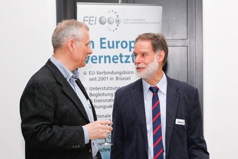 Dr. Johannes P. Schlebusch (Mars GmbH) im Gespräch mit FEI-Geschäftsführer Dr. Volker Häusser. Dr. Johannes P. Schlebusch (Mars GmbH) im Gespräch mit FEI-Geschäftsführer Dr. Volker Häusser.