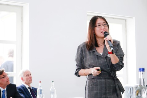 Leitet seit 2017 das Fachgebiet Aromachemie am Institut für Lebensmittelwissenschaft und Biotechnologie der Uni Hohenheim: Jun.-Prof. Dr. Yanyan Zhang. Leitet seit 2017 das Fachgebiet Aromachemie am Institut für Lebensmittelwissenschaft und Biotechnologie der Uni Hohenheim: Jun.-Prof. Dr. Yanyan Zhang.