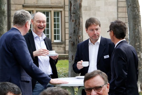 Die Gelegenheit zum Austausch nutzen Prof. Dr. Andreas Schieber (Uni Bonn), Prof. Dr. Matthias Wüst (Uni Bonn) und PD Dr. Martin Steinhaus (Leibniz-LSB@TUM). Die Gelegenheit zum Austausch nutzen Prof. Dr. Andreas Schieber (Uni Bonn), Prof. Dr. Matthias Wüst (Uni Bonn) und PD Dr. Martin Steinhaus (Leibniz-LSB@TUM).