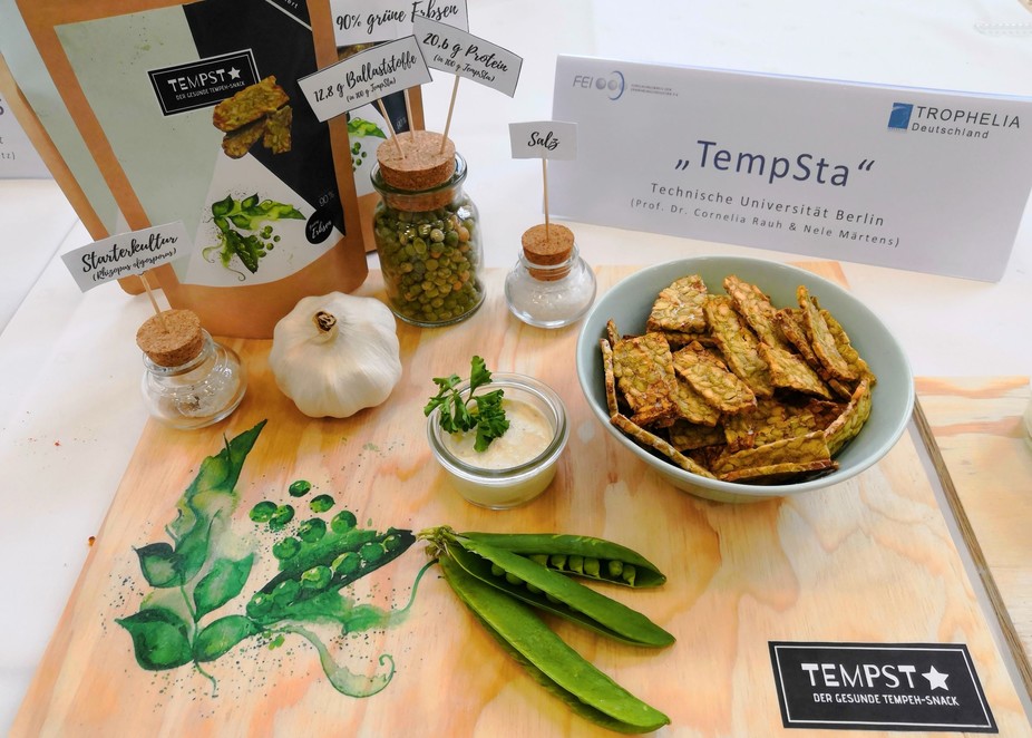 Proteinreich, knusprig-lecker und zu 90 Prozent aus regional angebauten Erbsen: Das ist der Tempeh-Kräcker "TempSta" – der TROPHELIA-Star 2019!