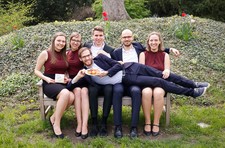 Das ErfinderInnen-Team vom KIT mit ihrem "veTo": Désirée Martin, Anna Husfeldt, Sebastian Höhne, Felix Ellwanger und Katrin Schmitt – mit ihrem Betreuer Nico Leister (liegend ;-)).