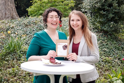 Freuen sich riesig über ihren Doppel-Gewinn: Sayuri Kitamura und Miriam Gößmann. Herzliche Glückwünsche! Freuen sich riesig über ihren Doppel-Gewinn: Sayuri Kitamura und Miriam Gößmann. Herzliche Glückwünsche!